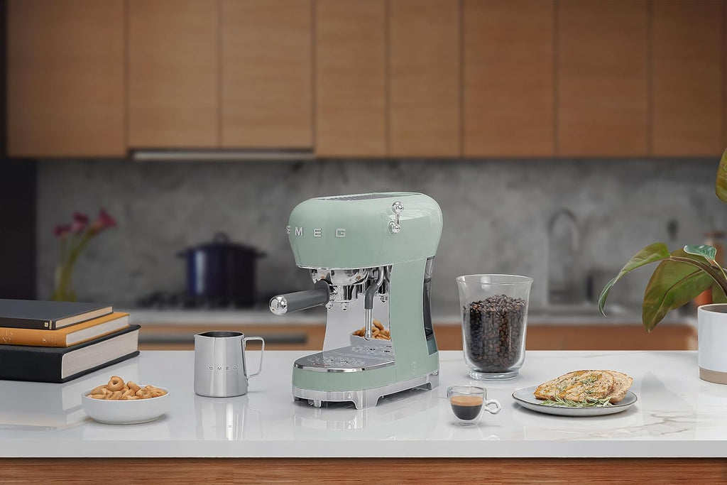 Smeg, ECF01WHEU Manual Espresso -Maschine, Cappuccino -System, Thermoblock, große Tassengehäuse und Doppelkaffeefunktion, 1 l Wassertank, kompakte Abmessungen, 1350W, Weiß