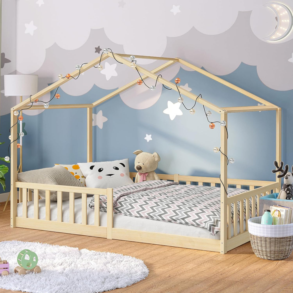 Bellabino Kinderbett Bia 140x200 cm, Hausbett Kinder inkl. Rausfallschutz und Rolllattenrost, Montessori Bodenbett weiß aus Massivholz Kiefer