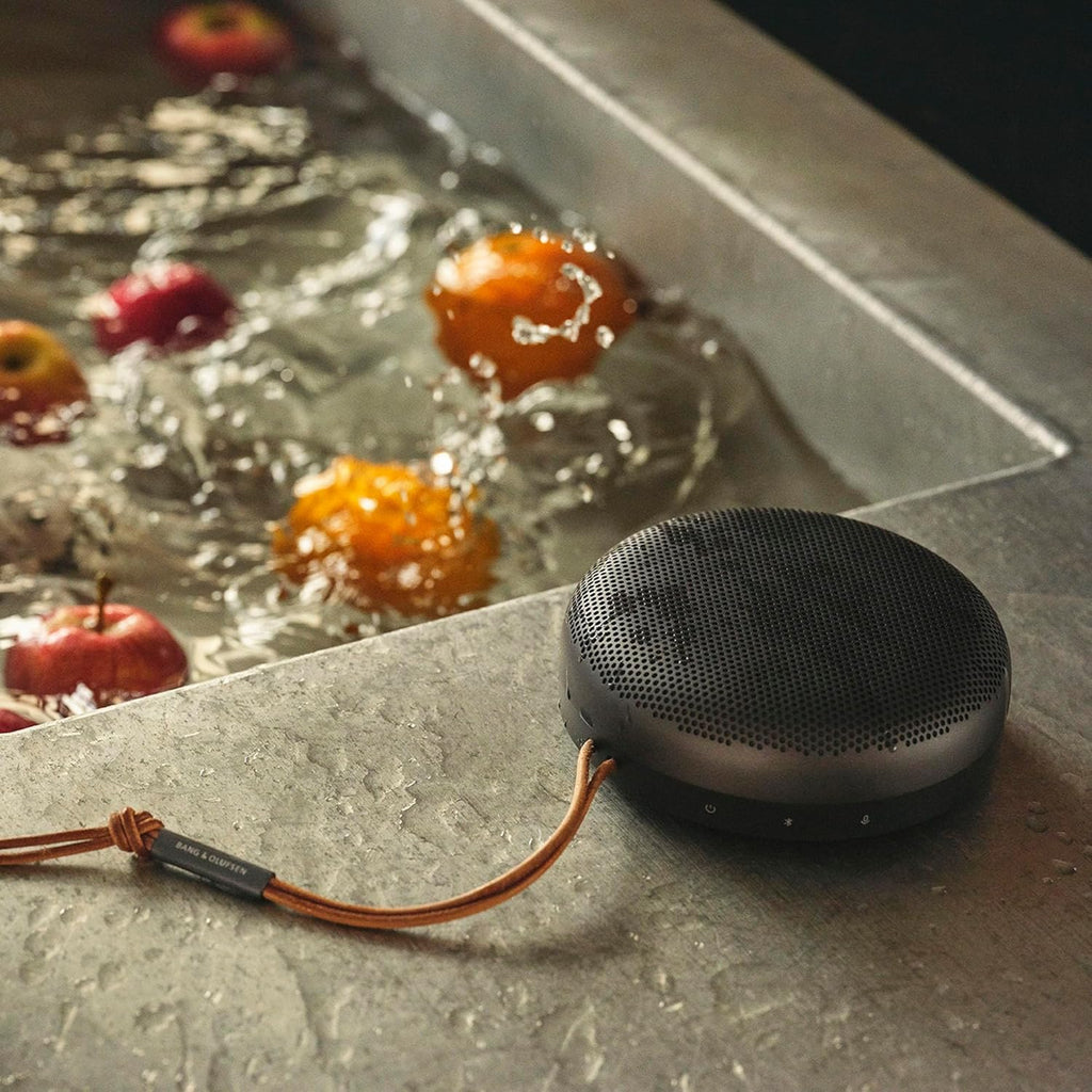 Bang & Olufsen Beosound A1 (2. Gen) – Kabelloser tragbarer IP67 wasserdichter Bluetooth-Lautsprecher mit 360-Grad-Sound, Alexa Voice Assistant & Speakerphone, 18 h Akkulaufzeit - Black Anthracite