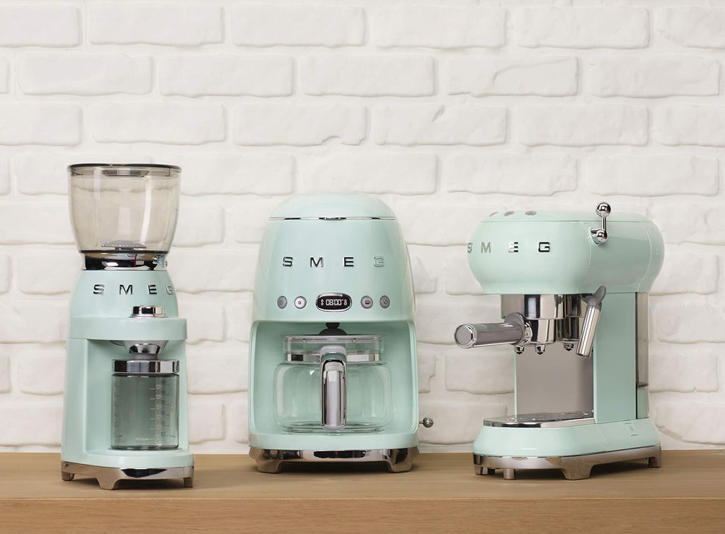 Smeg, ECF01PGEU Manual Espresso-Kaffeemaschine, Cappuccino -System, Thermoblock, groe Tassengehuse und Doppelkaffeefunktion, 1 l Wassertank, kompakte Abmessungen, 1350W, Pastellgrün
