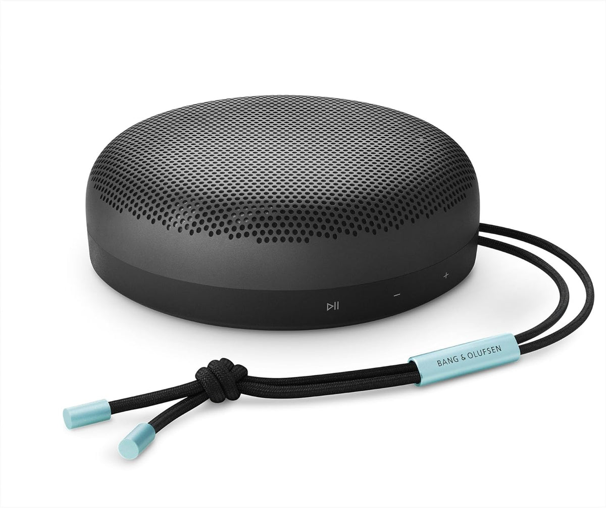 Bang & Olufsen Beosound A1 (2. Gen) – Kabelloser tragbarer IP67 wasserdichter Bluetooth-Lautsprecher mit 360-Grad-Sound, Alexa Voice Assistant & Speakerphone, 18 h Akkulaufzeit - Black Anthracite