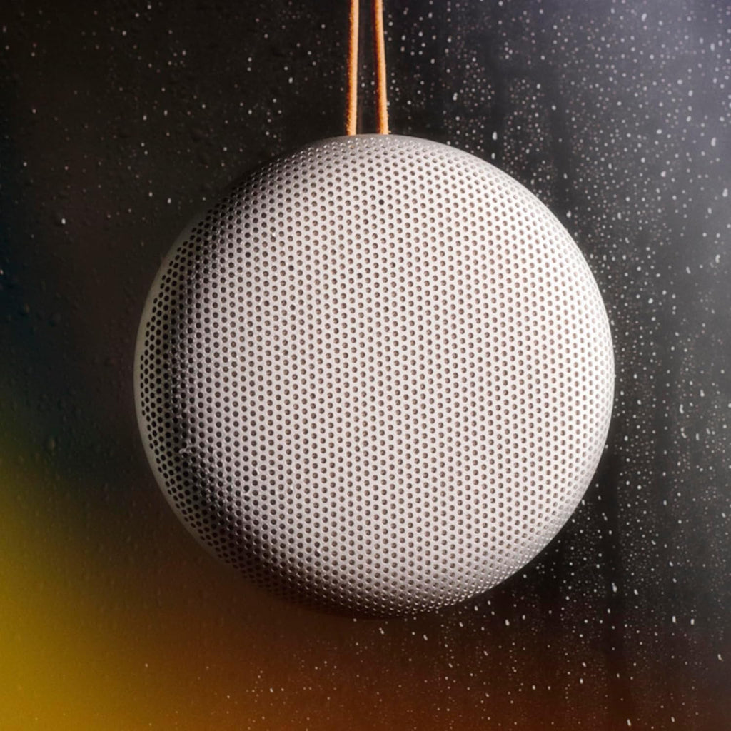 Bang & Olufsen Beosound A1 (2. Gen) – Kabelloser tragbarer IP67 wasserdichter Bluetooth-Lautsprecher mit 360-Grad-Sound, Alexa Voice Assistant & Speakerphone, 18 h Akkulaufzeit - Black Anthracite