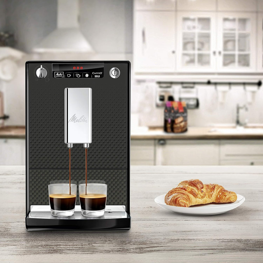 Melitta Solo - Kaffeevollautomat mit höhenverstellbarem Auslauf, kleine Kaffeemaschine mit abnehmbarem Wassertank, für z. B. Espresso oder Café Crème, silber
