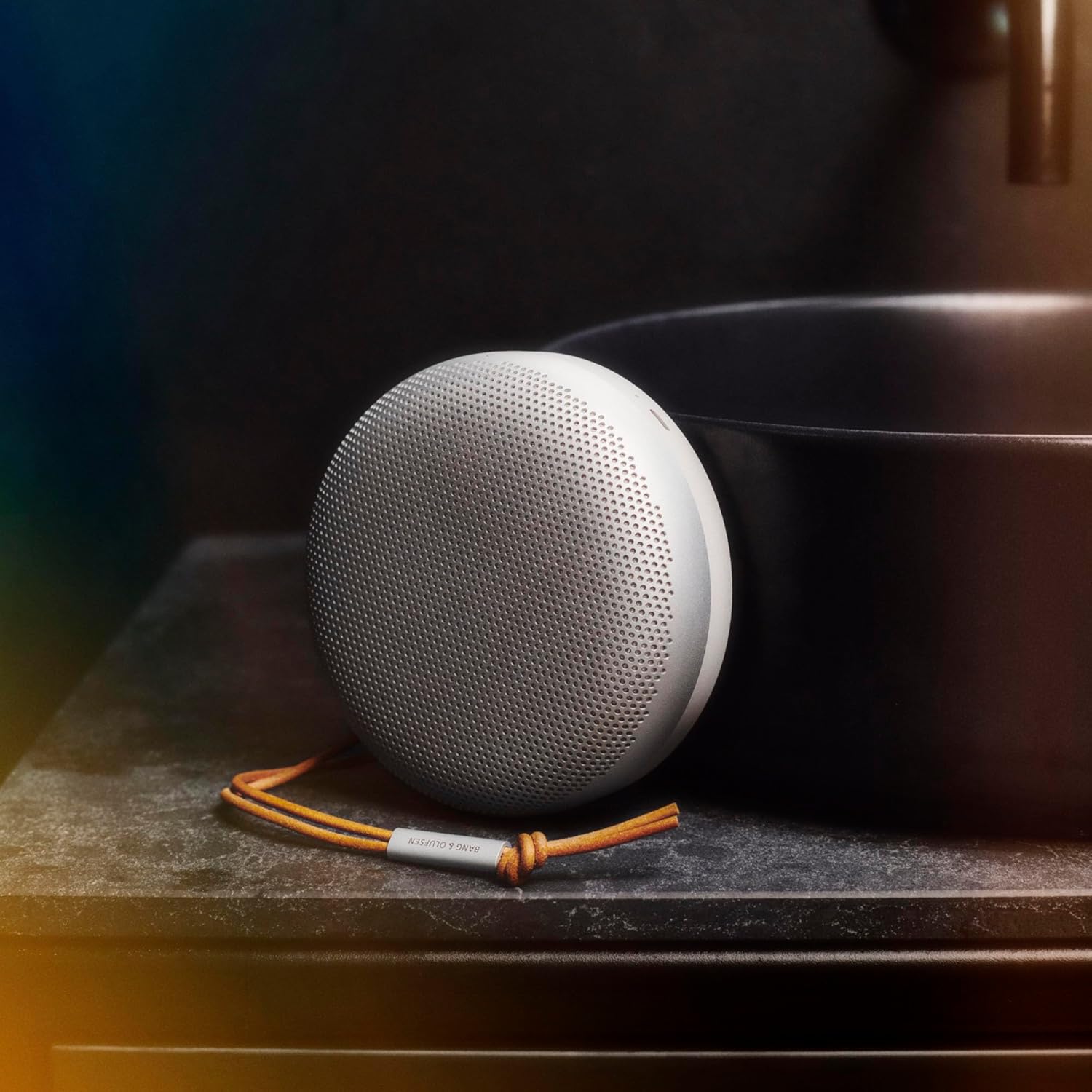 Bang & Olufsen Beosound A1 (2. Gen) – Kabelloser tragbarer IP67 wasserdichter Bluetooth-Lautsprecher mit 360-Grad-Sound, Alexa Voice Assistant & Speakerphone, 18 h Akkulaufzeit - Black Anthracite