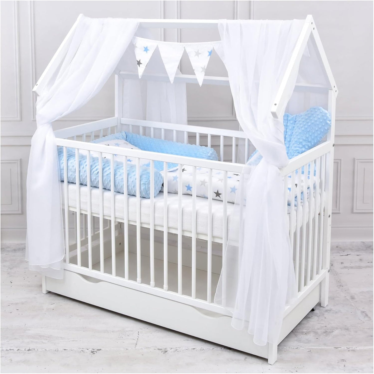 Baby Delux Babybett Komplett Set Hausbett 60x120 cm weiß Schublade Rausfallschutz Kinderbett Matratze Bettwäsche Deko Set (Prince Stars)