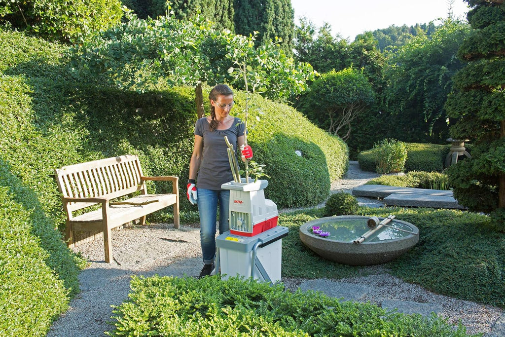 IKRA 81002880 Elektro Gartenhäcksler Walzenhäcksler ILH 3000 A, leise robust wartungsarm, Starke 3.000 Watt, Aststärke bis 44mm, 230 V