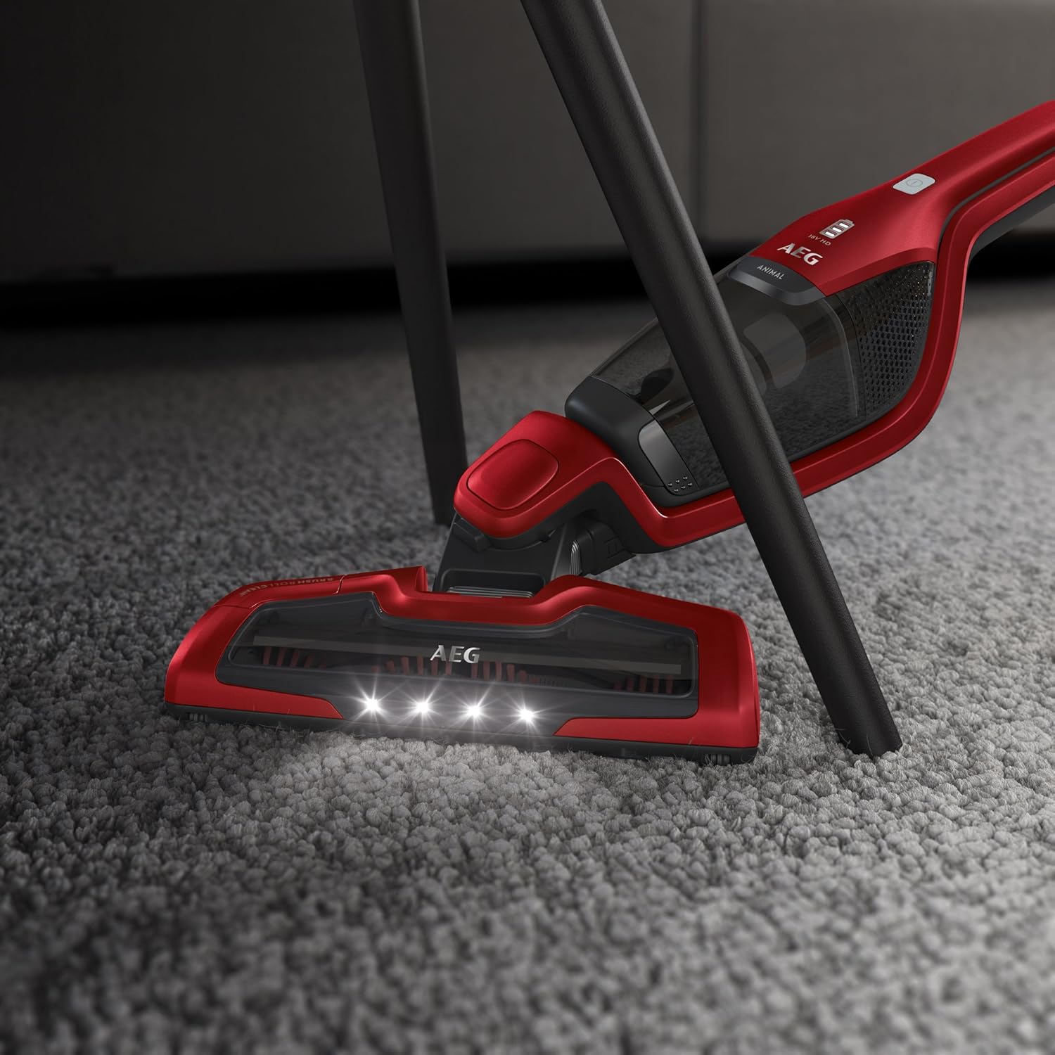AEG Ergorapido CX7-2-45AN 2in1 Akku-Staubsauger / beutellos / Tierhaardüse / bis zu 45 Min. Laufzeit / freistehend / 180° Drehgelenk / Bürstenreinigungsfunktion / LED-Licht / rot / Exklusiv bei Amazon