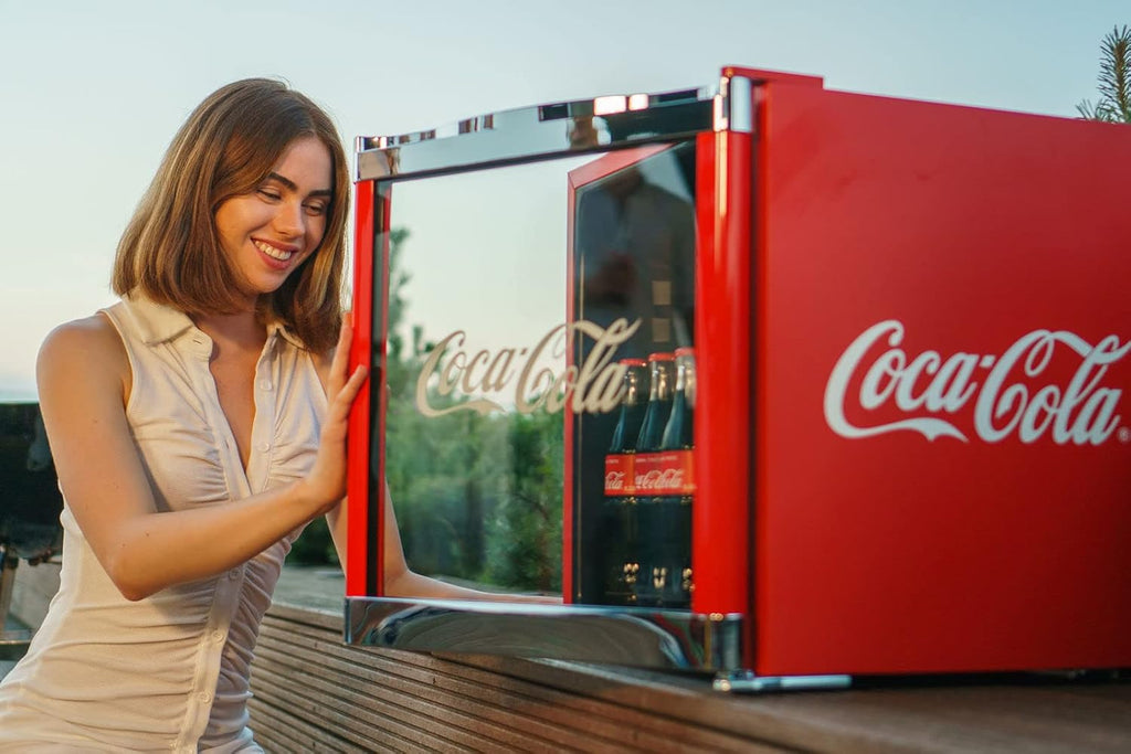 °CUBES Flaschenkühlschrank Coca-Cola Classic/ 51 cm Höhe / 98 kWh/Jahr / 48 L Kühlteil