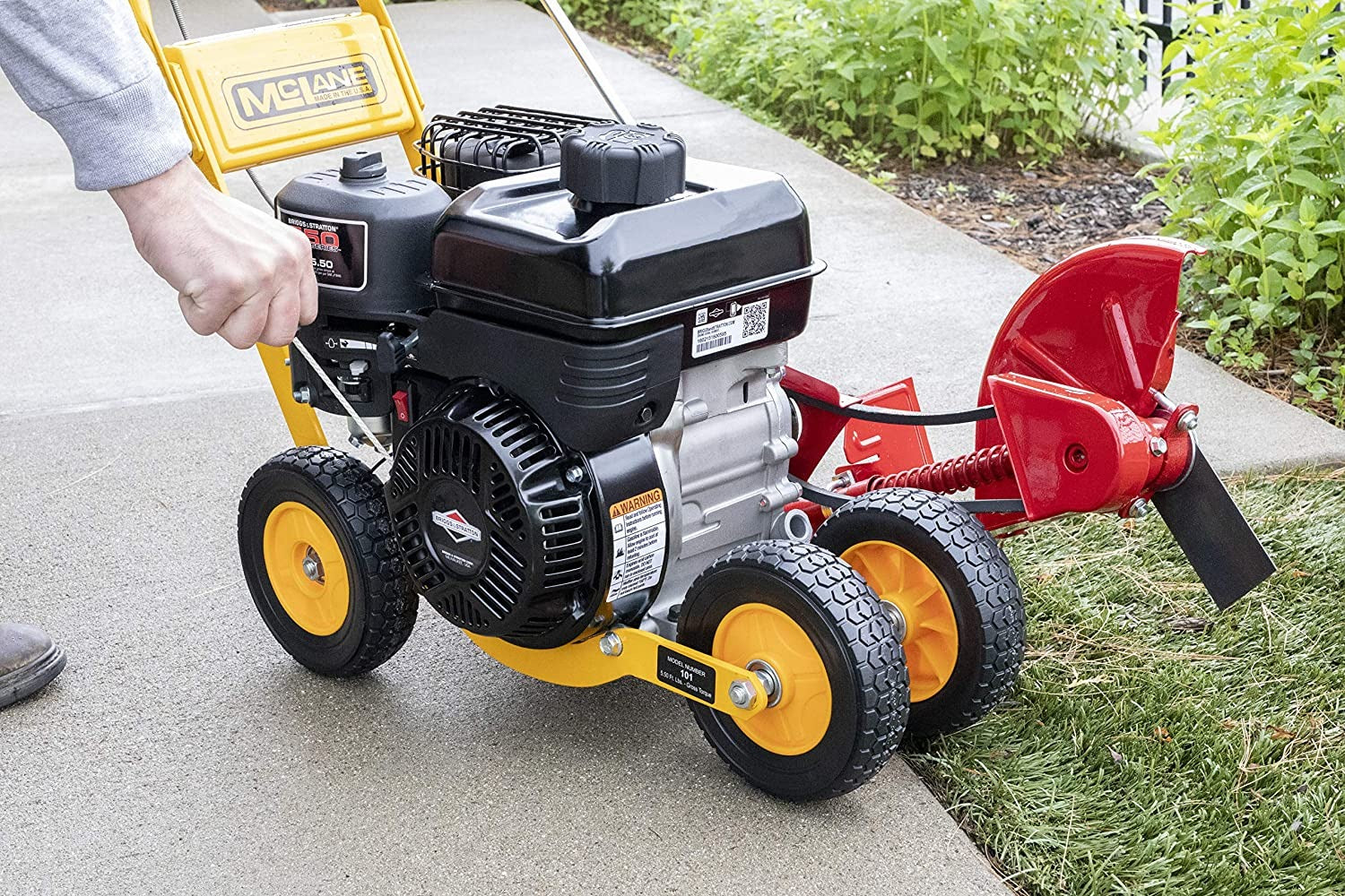 01-5.5GT-7 Petrol-powered lawn edger, 5.50 Nm gross torque/3.5 hp B&S engine, 7-inch wheels